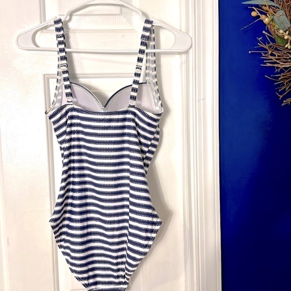 NWOT Women’s Nip Tuck Blue & White Striped Multi Fit Cup One Piece Swimsuit Sz 6 - Picture 7 of 11